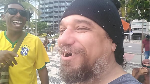 BROXA PIRU PEQUENO FODE MAL NÃO COME NINGUEM E PASSANDO VERGONHA NA PRAIA DE IPANEMA
