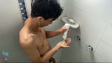 TOMANDO UNA DUCHA CON AGUA FRÍA MIENTRAS MI POLLA ESTÁ CALIENTE
