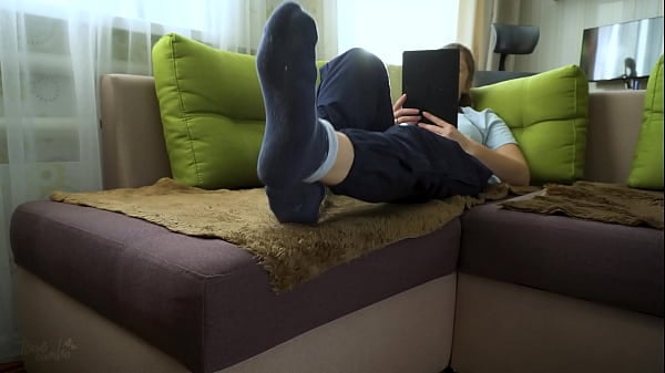Sexy Barely-legal Homemade Shows Off Her Bare Soles Tootsie Fixation