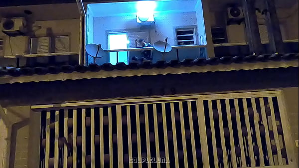 Novinha Casada é Flagrada Fodendo Com O Amante Na Varanda De Casa! (CAIU NA NET)