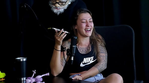 Safada Faz Um Stripper Bem Sultry Mostrando Seus Peitos Depois De Falar Que Nunca Sugeriu Uma Transsexual, E Quando Perdeu A Virgindade... - Flor De Damiana (WATCH ON: SHEER/RED)