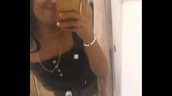 Baixinha Tirando Shortinho