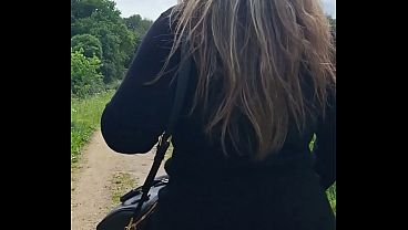 Hermosa Latina Culona Con Vestido Ravishing Pasea Por El Bosque Cuando Es Sorprendida Por Un Vecinoi!
