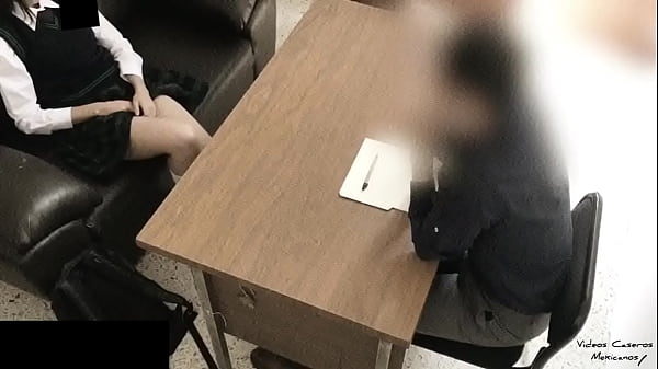 PROFESOR De Matemáticas Se COGE A Su ALUMNA En Su OFICINA, Ella Le Pide Ayuda, Le Ofrece El Culo Para Obtener Mejores CALIFICACIONES Y Le CHUPA La VERGA Para Convencerlo !!