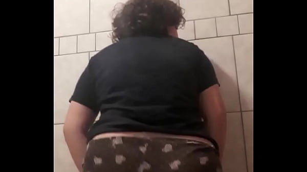 Gordinha Rebolando No Banheiro