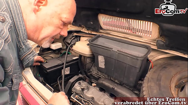 Zierliche Deutsche Auszubildende Coed Abgeschleppt Zum Dreier Im Auto