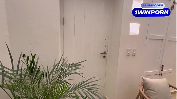 Le Doy Ordenes Sexules A Mi Novia Y Se Viene En Un Baño Público.