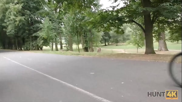 HUNT4K. Un Mec En Colère Compte De L'argent Pendant Que Le Chasseur Empale Sa Copine à L'extérieur