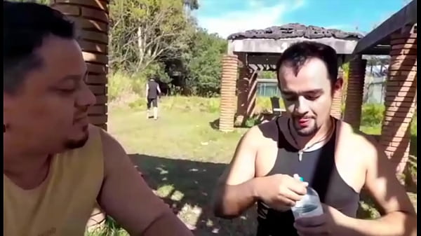 PM Pega Dois Safados No Mato E Empurra Duas Picas No Seu Cuzinho - FULL RED