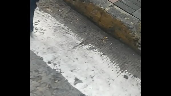 Flaca En Rico Hilo Por La Calle
