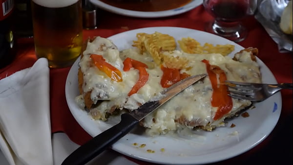 Comiendo En Público En El Comedor Balcarce