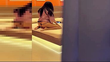 COUGAR Latina HOT SACUDE EL CULO SOBRE SU JUGUETE SEXUAL Mientras Es Observada Por Su Hijastro