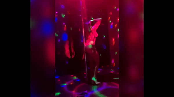Flaunt De Striper Na Festa Da .participação Da Agatha Kent