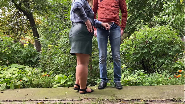 Chunky Candid STEPMOM Pissing Outdoor