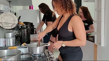 BEM NA HORA QUE MINHAS ESPOSAS ESTAVAM FAZENDO O ALMOÇO TRANSEI COM AMIGA DELAS QUE VEIO NOS VISITAR