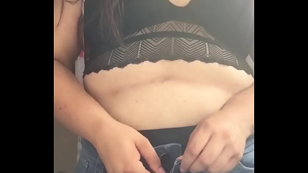 Joven Latina Desvistiéndose En La Ducha