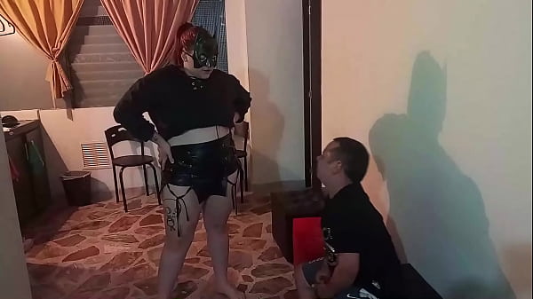Sorprendi A Un Enano Con Su Polla Parada Mirando Mi Culo