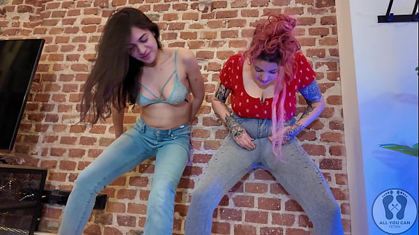 REBECA ADDAMS AND ANA SPEARS PEEING ON JEANS PARADE OFF