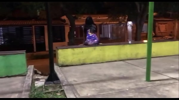 Enano Convence A Una Chica Cachonda De Ir A Un Rastrojo En La Oscuridad Para Que Le De Una Mamada Y Follar Los Dos
