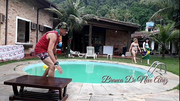 Branquinha Novinha Fudendo Com Casal Na Piscina Da Pousada. Melissa Alecxander E Myke Brazil.