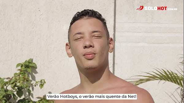 Novinho Batendo Punheta Na Piscina De Casa