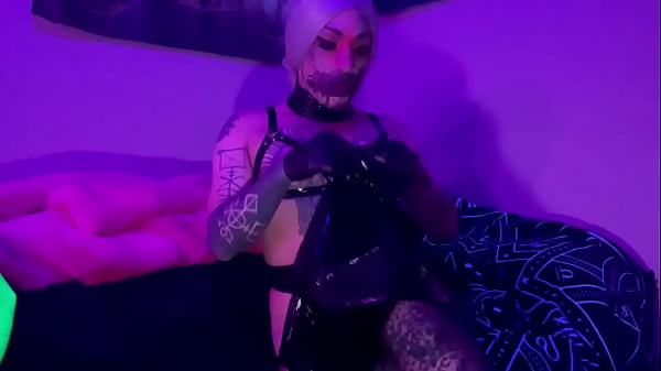 TRASHQVEEN: MEMBERSHIP: Scratching & Clawing Kink With Majesty Black ‘Vamp’ Gloves. Pain. Thrill. Play.