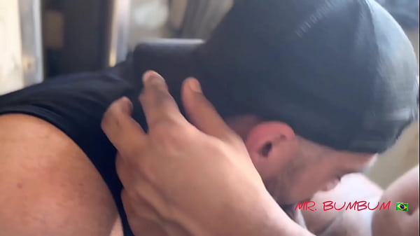 CAFUÇU MACETANDO O BUMBUM DO BARBUDO NO VAGÃO DO TREM ( COMPLETO NO RED)