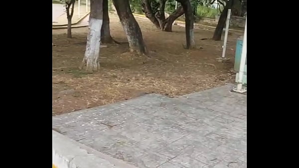 Beruka Mostrando Su Vibrador En Su Coño En Un Parque Publico