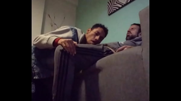 Macho Disfruta De Una Deliciosa Mamada Mientras Relaja En El Sofá.