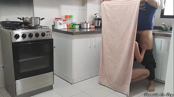 Me Follo En La Cocina Pero Mi Tia Nos Descubre Pero Como Es Puta Me Deja Que La Siga Follando Al Lado De Ella