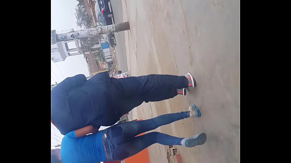 Chica Buen Culo Apretado En Jeans Azul