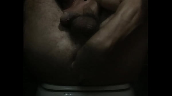 Casado Fazendo HAND INSERTION No Banheiro De Casa, Enquanto A Esposa Estava No Trabalho.