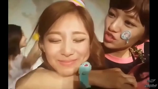 Chicks Making Out GL