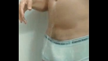 WALTERGUESS - DUCHA QUENTE PARA ALIVIAR O TESÃO - VEM FODER COMIGO NO CHUVEIRO