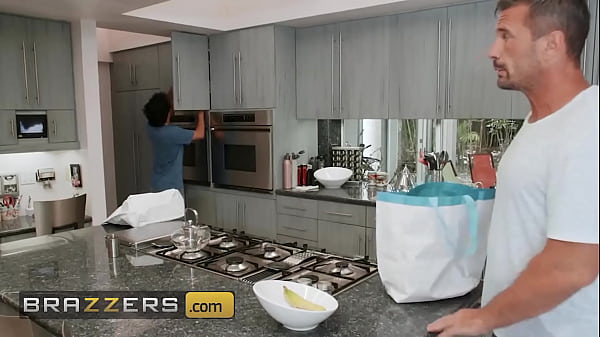 BRAZZERS - Sultry Gamer Girl Savvy Suxx & Manuel Sneakily Ram While Their Partners Rub In The Kitchen