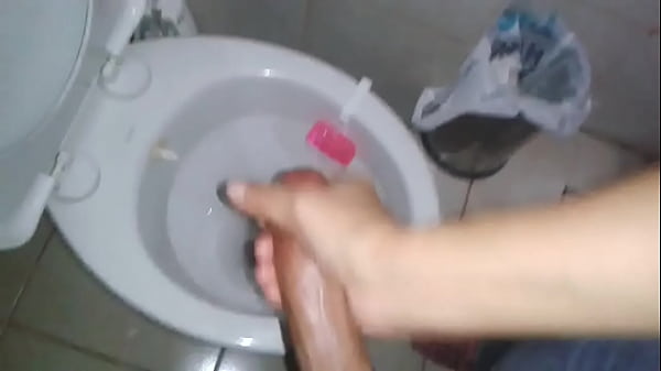 Busty Huge Booty Turk Memnune Demiröz - Quickie Stroking In Public Toilet