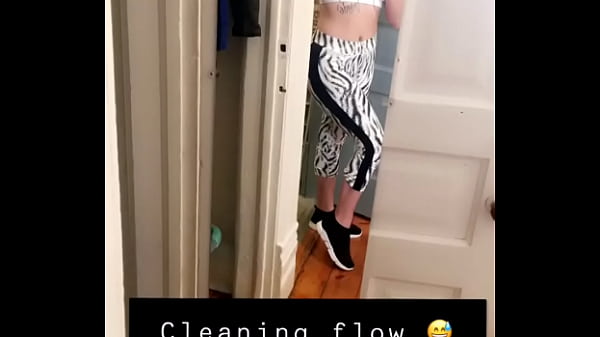 Latina Jiggling Booty In Leggings