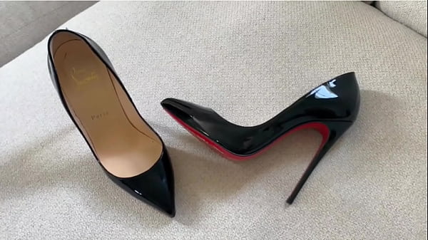 TRIKTOK.FR : Salimah13 En Pieds Nus Dans Ses Escarpins Noirs