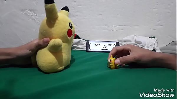 Pikachu Traçando A Vara No Pichu , Com Jogo De Futebol De Fundo