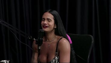 MORENA FAZ STRIPPER NO FINAL APÓS DIZER QUE ADORA ESCULACHAR, E GOSTOU DO FETICHE DE ESTAR COM DOIS HOMENS - VIICK ARAÚJO (WATCH ON: SHEER/RED)