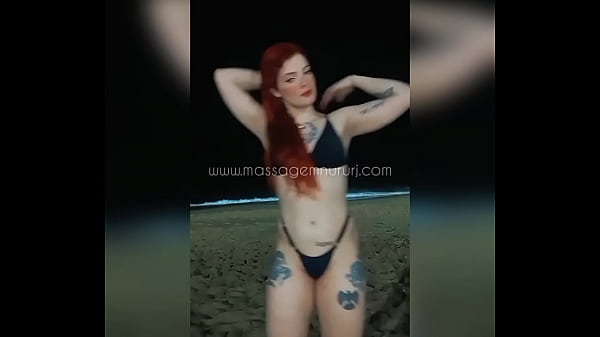 Ruivinha Massagista Na Praia De Copacabana Rio De Janeiro, Brasil