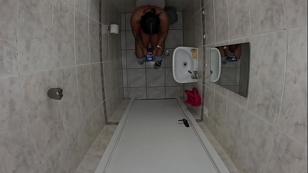 Foi No Banheiro Da Amiga Mijar Acabou Batendo Uma Esqueceu De Trancar A Porta Amigo Entrou E Meteu A Rola Nela