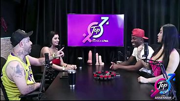 Jefao, O Pauzudo Mais Famoso Do Brasil Fodeu A Karen Oliver E Monica Lima Ao Vivo Durante O Topcast. - O Zero Um Do Porno Fodendo Monica Lima E Karen Oliver