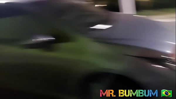 ENCONTREI UM CARA FAZENDO EXIBICIONISMO NA RUA ENTÃO RESOLVI OFERECER MINHA MÃO AMIGA E MEU RABO PARA ELE SE ALIVIAR( COMPLETO NO RED E SUBSCRIÇÃO)