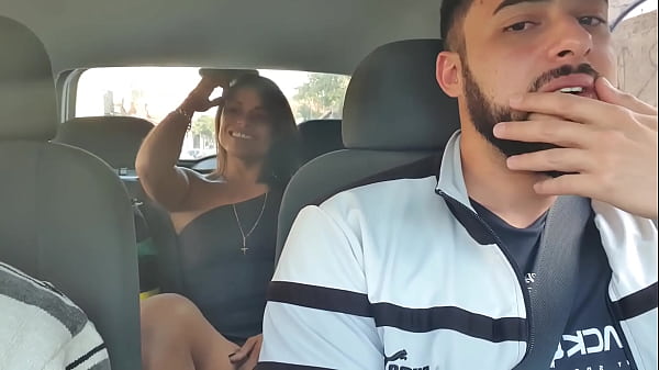 FUI PEGAR MINHA AMIGA QUE CHEGOU DO RIO DE JANEIRO, ACREDITA QUE ELA JÁ VEIO SEM CALCINHA PRA MIM PROVOCAR DENTRO DO CARRO! DOLL DINIZZ - LEO SKULL