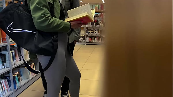 IN BIBLIOTECA MI SCOPO IL PROFESSORE DI LETTERE CHIUDENDOLO IN BAGNO