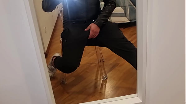 ARRAPATO E SENSUAL TUTTO NUDO CON SOLO GIUBBOTTO DI PELLE ADDOSSO | SBORRATA E GEMITI CON FORTE SCHIZZATA - SEGA IN TUTA E PISCIATA CON CULO MASCHILE HOT