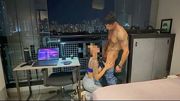 Fudeu A Cunhada Casada No Airbnb. Em Uma Viagem Para Sp (brasil) Casada Safada Conta Que é Hotwife E O Marido Cuckold E Fode Com O Cunhado Na Varanda Do Predio.