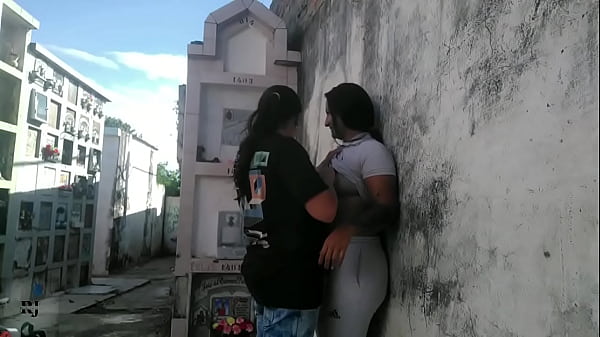 Sin Miedo A Nada Par De Lesbianas Disfrutan Chuparse Los Coños Y Chuparse El Culo En El Cementerio Mientras Pasan Las Personas