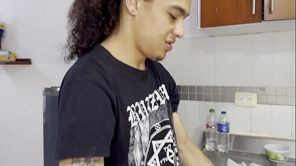 MI HERMANASTRA ESTABA EN LA COCINA Y NO ME AGUANTE LAS GANAS DE FOLLARLE EL CULO - PORNO EN ESPAÑOL